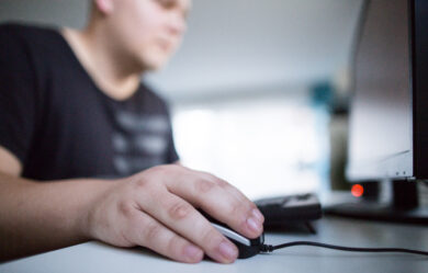 Adolescenti tra rabbia e social, lo psichiatra e le mancanze dei genitori