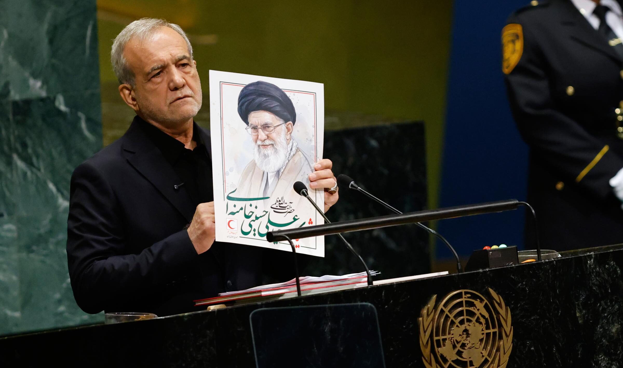 Iran, all’Onu il presidente Pezeshkian mostra foto dei bimbi uccisi e sfida Trum