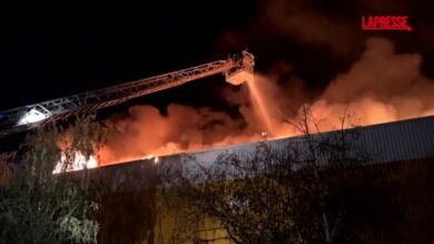 Ucraina, raid russo su Zaporizhzhia, le fiamme avvolgono centro commerciale