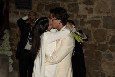 Il bacio degli sposi Damiano David e Dove Cameron a Montalcino ( Foto Ginevra Fatarella/LaPresse)