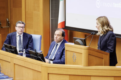 Taglio dell’Irpef, il viceministro Leo: “Vogliamo allargarlo ai redditi fino a 60mila euro”