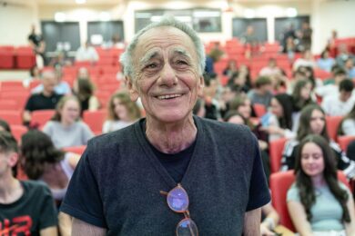 Roberto Vecchioni rassicura i fan sulla sua salute: “Spero di tornare il prima possibile”