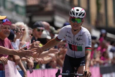Fariba Hashimi, la ciclista afghana che si fingeva uomo per poter pedalare: le foto della vittoria ai Giochi Asiatici 2026