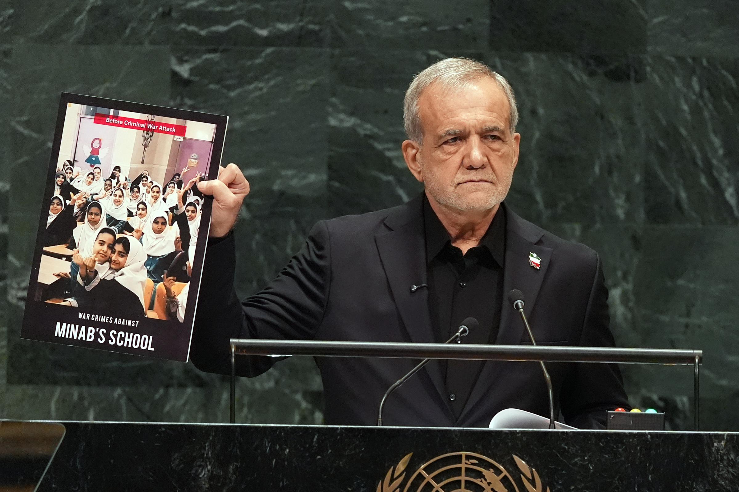 Onu, Pezeshkian mostra le foto di Khamenei e dei bimbi uccisi dal raid Usa su un