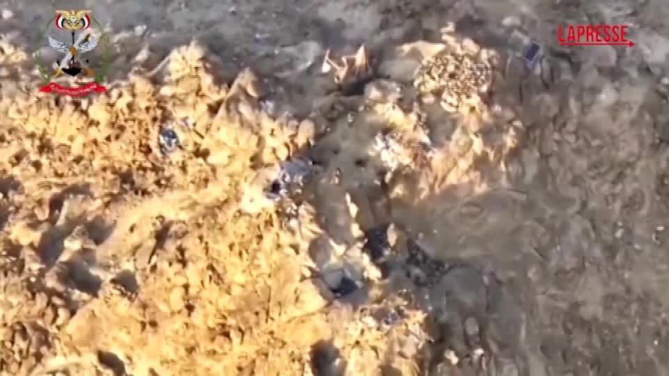 Yemen, forze governative attaccano fortificazioni Houthi: le immagini dei raid