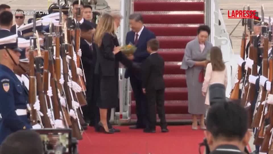 Usa, Trump accoglie Xi Jinping al suo arrivo con un tappeto rosso