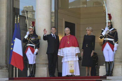 Papa Leone XIV in Francia, accolto da Macron: “Qui per desiderio di pace e riconciliazione” – La diretta