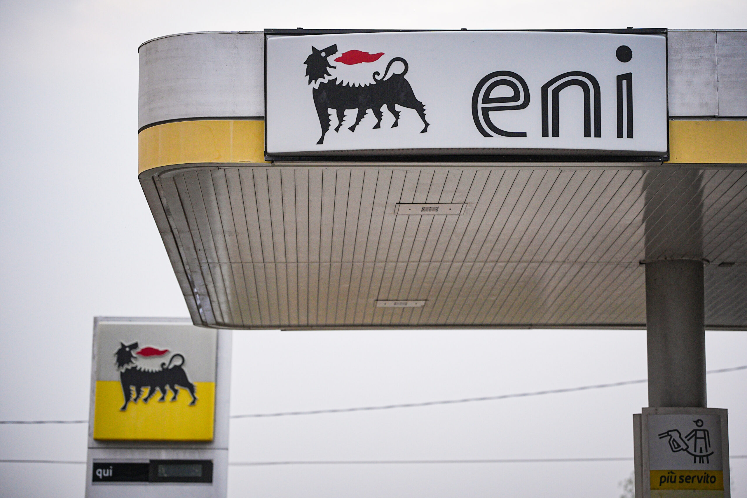 Carburanti, il weekend porta rincari con lo sconto sulle accise dimezzato. Ma Eni fissa il ‘price cap’