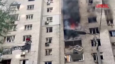 Ucraina, droni russi colpisco edificio di 16 piani a Kiev: muore un 14enne