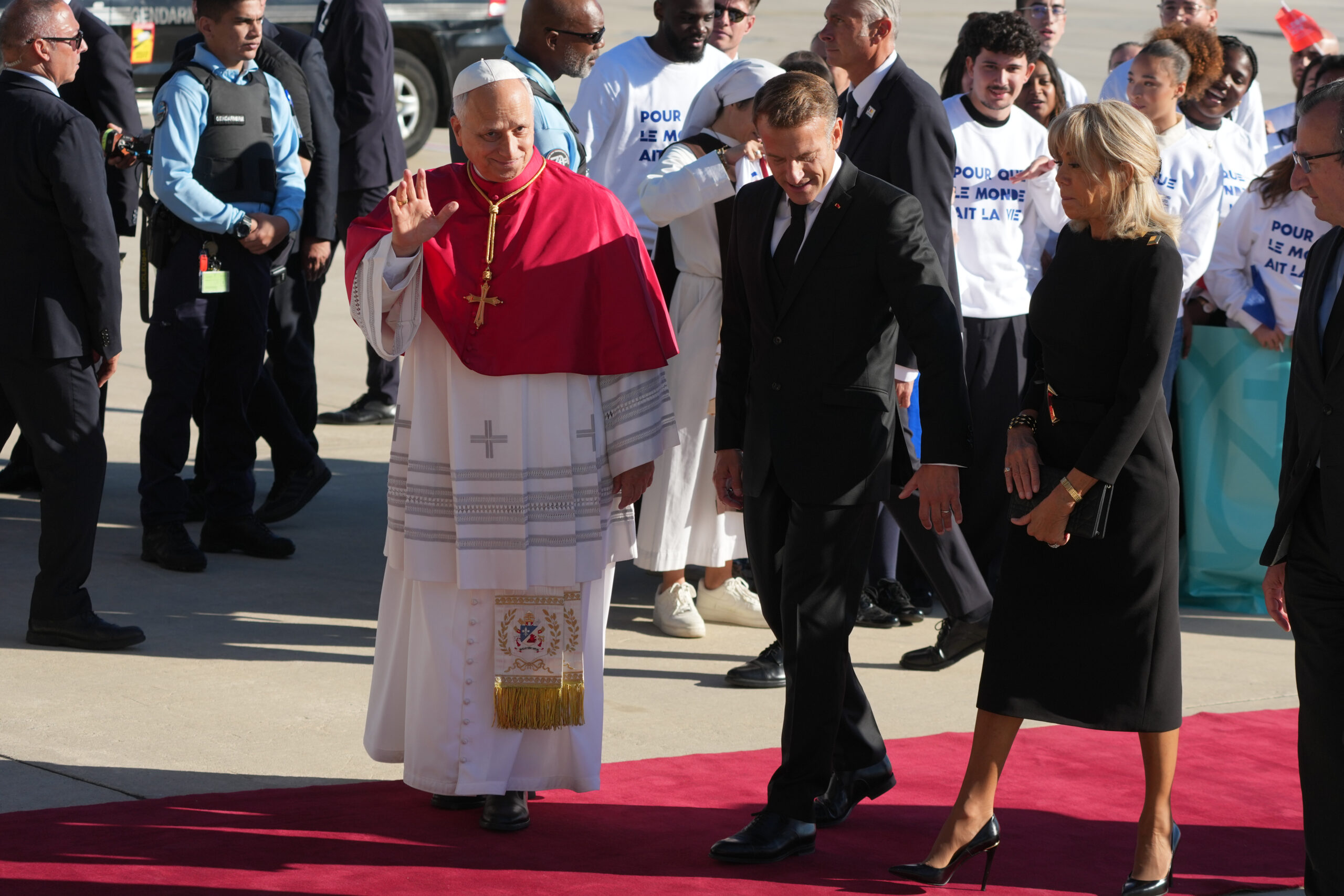 Papa Leone XIV in Francia, accolto da Macron: “Qui per desiderio di pace e ricon