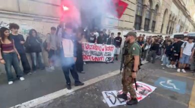 Dl scuola, flash mob degli studenti in un liceo di Roma: “Basta razzismo, risolvete i problemi”