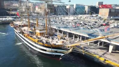 Nave Amerigo Vespucci a Napoli, a bordo il trofeo dell’America’s Cup