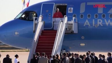 Papa Leone XIV arrivato in Francia, accolto da Macron