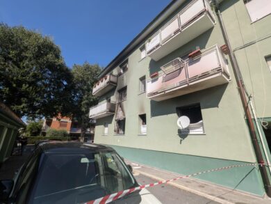 Lucca, incendio in appartamento nella notte: almeno 2 i morti, feriti diversi bambini