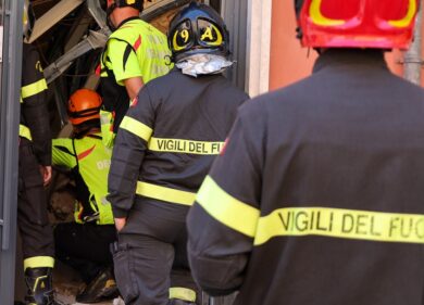 Roma, appartamento in fiamme: trovato un morto