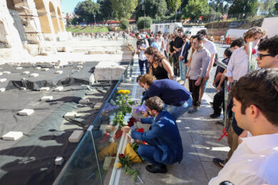 "Un fiore per Andrea, basta morti sul lavoro" il cordoglio dalle realtà giovanili della città in ricordo del giovane ragazzo di 22 anni morto nel cantiere del Colosseo a Roma (Foto by Benvenuti/LaPresse)