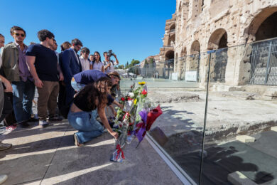 "Un fiore per Andrea, basta morti sul lavoro" il cordoglio dalle realtà giovanili della città in ricordo del giovane ragazzo di 22 anni morto nel cantiere del Colosseo a Roma (Foto by Benvenuti/LaPresse)