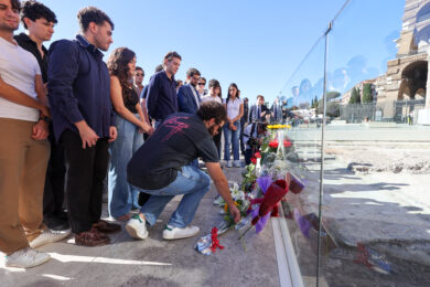 "Un fiore per Andrea, basta morti sul lavoro" il cordoglio dalle realtà giovanili della città in ricordo del giovane ragazzo di 22 anni morto nel cantiere del Colosseo a Roma (Foto by Benvenuti/LaPresse)