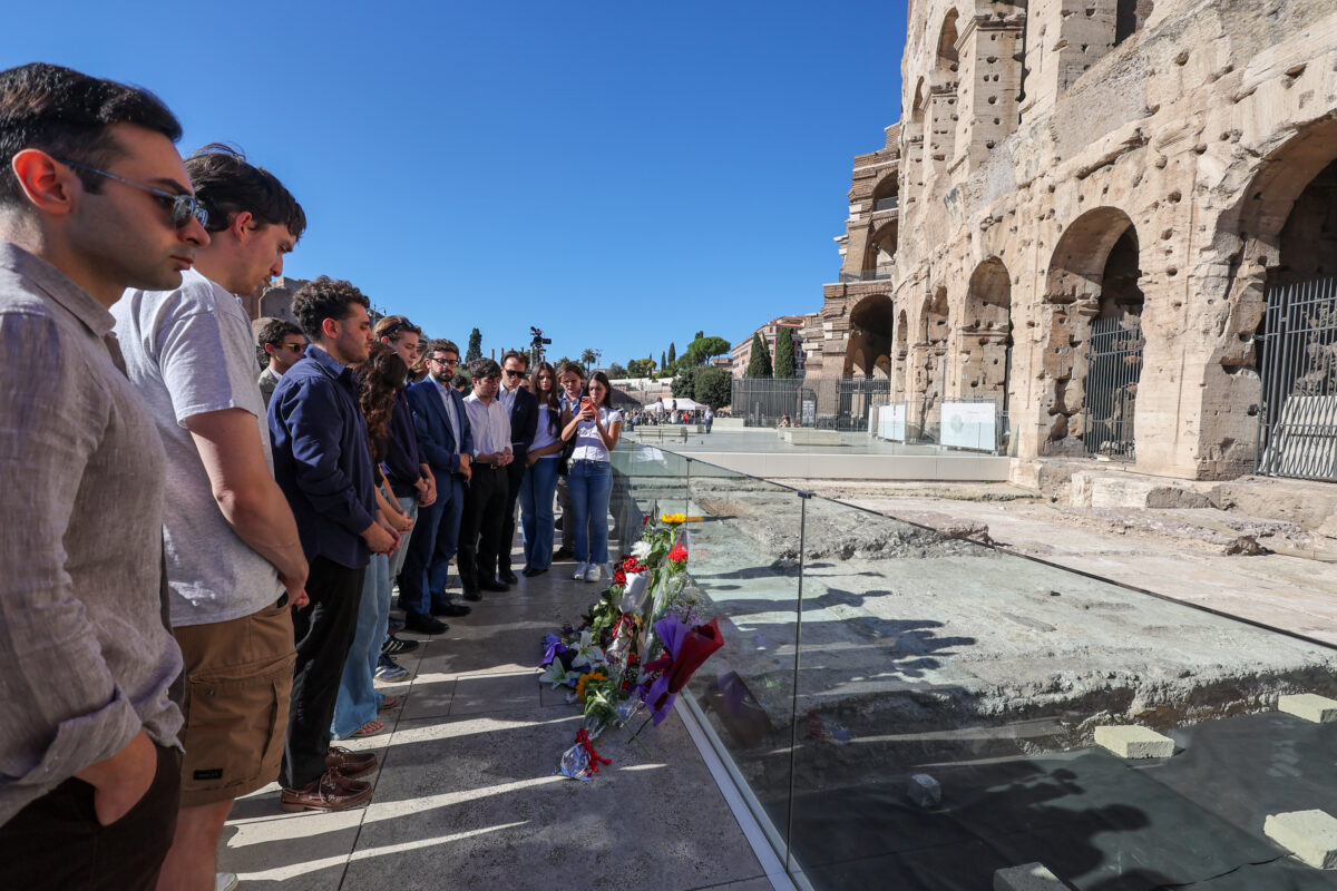 Galleria foto 'Operaio morto al Colosseo, l’iniziativa “Un fiore per Andrea, basta morti sul lavoro”' - foto 7