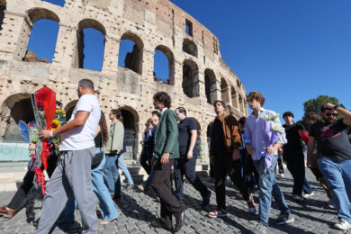 "Un fiore per Andrea, basta morti sul lavoro" il cordoglio dalle realtà giovanili della città in ricordo del giovane ragazzo di 22 anni morto nel cantiere del Colosseo a Roma (Foto by Benvenuti/LaPresse)