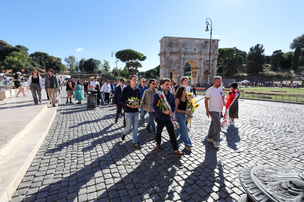 Galleria foto 'Operaio morto al Colosseo, l’iniziativa “Un fiore per Andrea, basta morti sul lavoro”' - foto 4