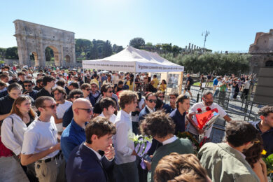 "Un fiore per Andrea, basta morti sul lavoro" il cordoglio dalle realtà giovanili della città in ricordo del giovane ragazzo di 22 anni morto nel cantiere del Colosseo a Roma (Foto by Benvenuti/LaPresse)