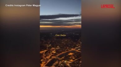 Il premier ungherese Magyar balla e canta a Roma