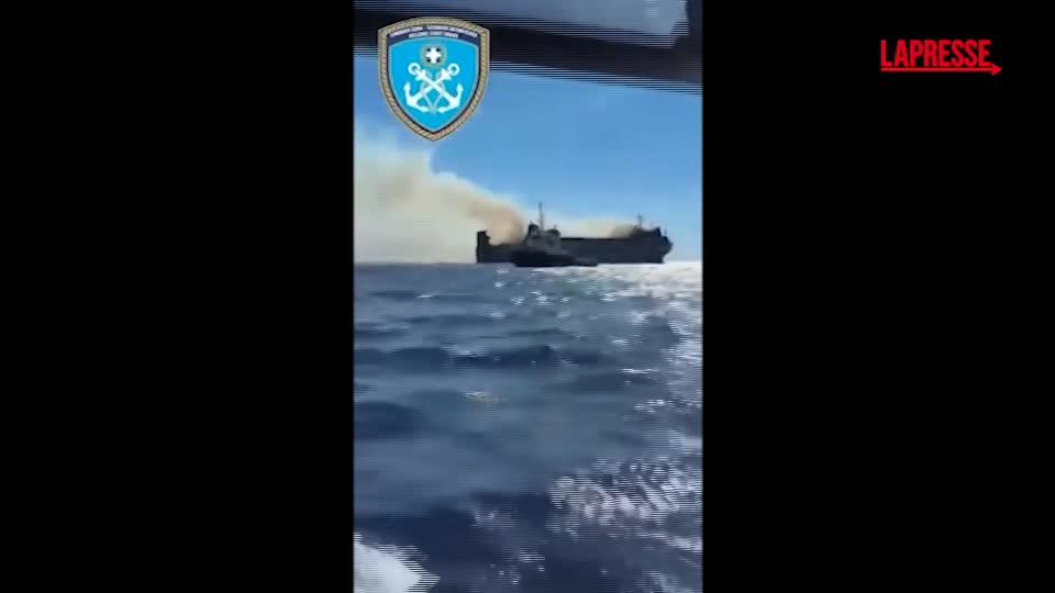 grecia incendio su traghetto a nord di mykonos le operazioni di spegnimento da Lapresse.it grecia incendio su traghetto a nord di mykonos le operazioni di spegnimento