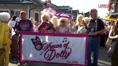 Usa, New Orleans celebra Dolly Parton: la coloratissima sfilata nel quartiere francese
