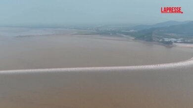 Cina, la spettacolare onda di marea sul fiume Qiantang: migliaia di turisti a bocca aperta