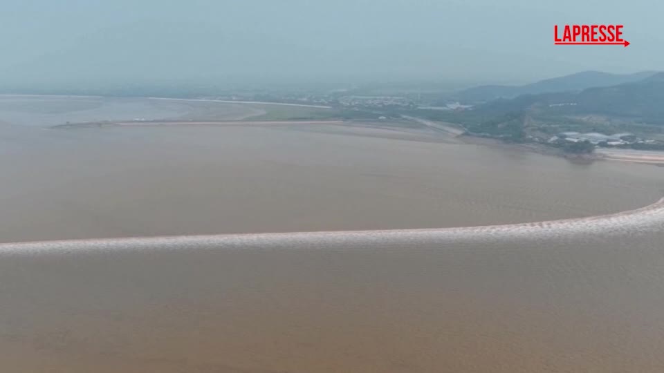 cina la spettacolare onda di marea sul fiume qiantang migliaia di turisti a bocca aperta da Lapresse.it cina la spettacolare onda di marea sul fiume qiantang migliaia di turisti a bocca aperta
