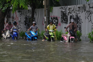 Le strade completamente allagate dopo le forti piogge che si sono abbattute su Bangkok in Thailandia (AP Photo/Sakchai Lalit)