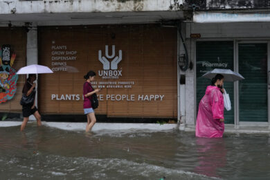 Le strade completamente allagate dopo le forti piogge che si sono abbattute su Bangkok in Thailandia (AP Photo/Sakchai Lalit)