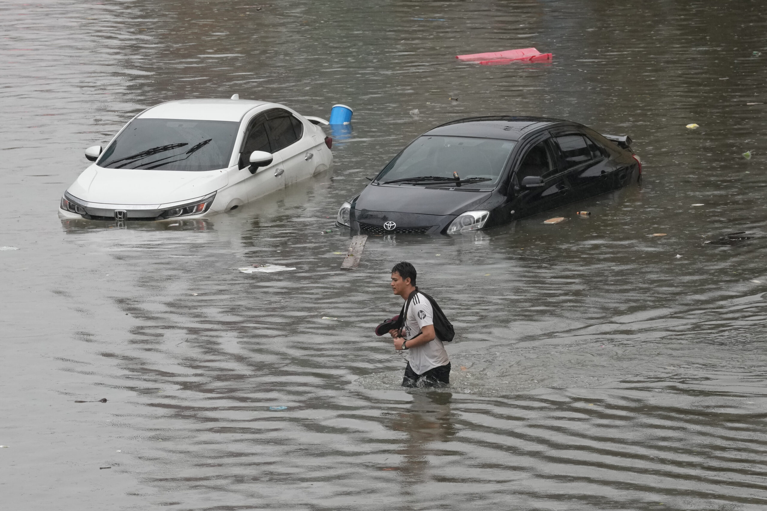 Forti piogge in Thailandia, Bangkok sommersa dall’acqua