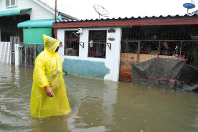 Le strade completamente allagate dopo le forti piogge che si sono abbattute su Bangkok in Thailandia (AP Photo/Sakchai Lalit)