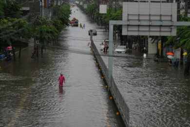 Le strade completamente allagate dopo le forti piogge che si sono abbattute su Bangkok in Thailandia (AP Photo/Sakchai Lalit)