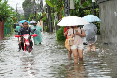 Le strade completamente allagate dopo le forti piogge che si sono abbattute su Bangkok in Thailandia (AP Photo/Sakchai Lalit)