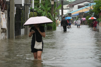 Le strade completamente allagate dopo le forti piogge che si sono abbattute su Bangkok in Thailandia (AP Photo/Sakchai Lalit)