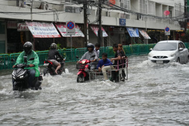 Le strade completamente allagate dopo le forti piogge che si sono abbattute su Bangkok in Thailandia (AP Photo/Sakchai Lalit)