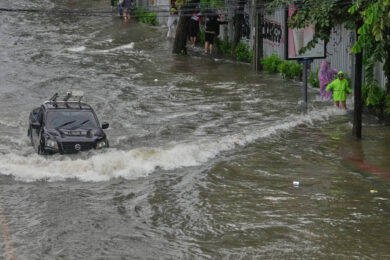Le strade completamente allagate dopo le forti piogge che si sono abbattute su Bangkok in Thailandia (AP Photo/Sakchai Lalit)