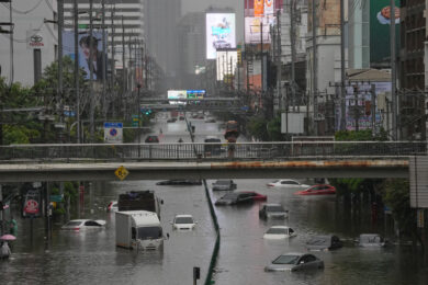 Le strade completamente allagate dopo le forti piogge che si sono abbattute su Bangkok in Thailandia (AP Photo/Sakchai Lalit)
