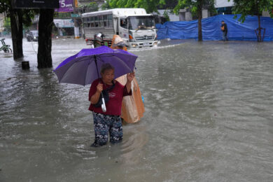 Le strade completamente allagate dopo le forti piogge che si sono abbattute su Bangkok in Thailandia (AP Photo/Sakchai Lalit)