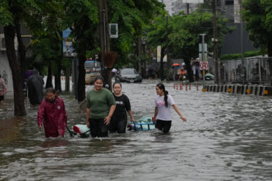 Le strade completamente allagate dopo le forti piogge che si sono abbattute su Bangkok in Thailandia (AP Photo/Sakchai Lalit)