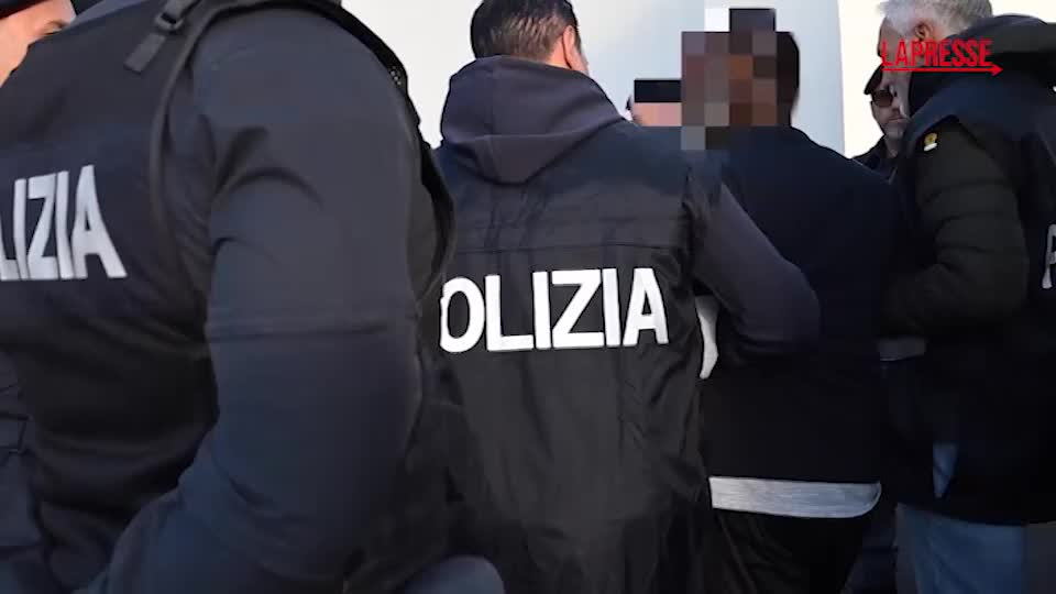 migranti la polizia rimpatria 58 cittadini nigeriani da Lapresse.it migranti la polizia rimpatria 58 cittadini nigeriani