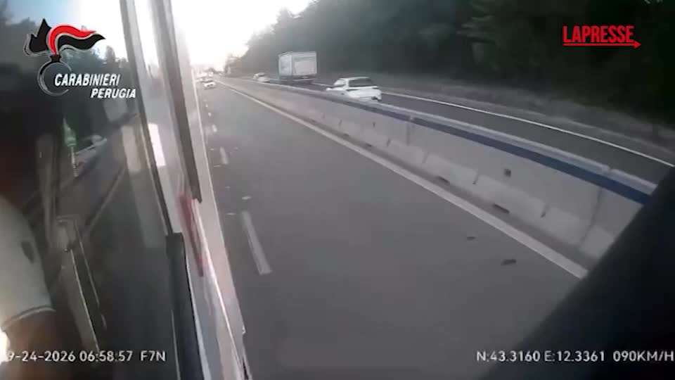 perugia 15enne ruba un suv e sperona un auto sulla e45 da Lapresse.it perugia 15enne ruba un suv e sperona un auto sulla e45