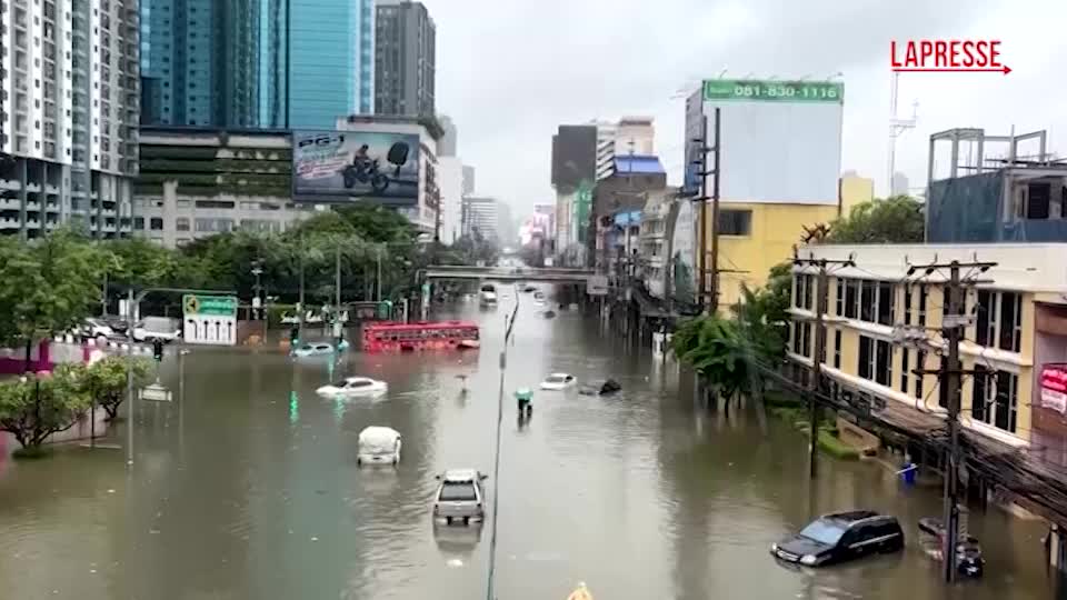 alluvione a bangkok la capitale della thailandia sommersa dall acqua da Lapresse.it alluvione a bangkok la capitale della thailandia sommersa dall acqua