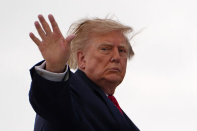 Iran, Trump respinge la proposta di accordo di Teheran e ribattezza lo Stretto di Hormuz con il suo nome