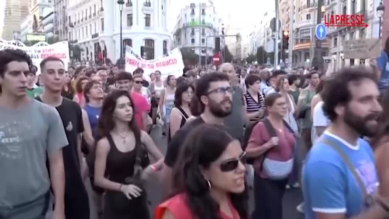 spagna a madrid la protesta contro la crisi abitativa in migliaia con le chiavi di casa in mano da Lapresse.it spagna a madrid la protesta contro la crisi abitativa in migliaia con le chiavi di casa in mano