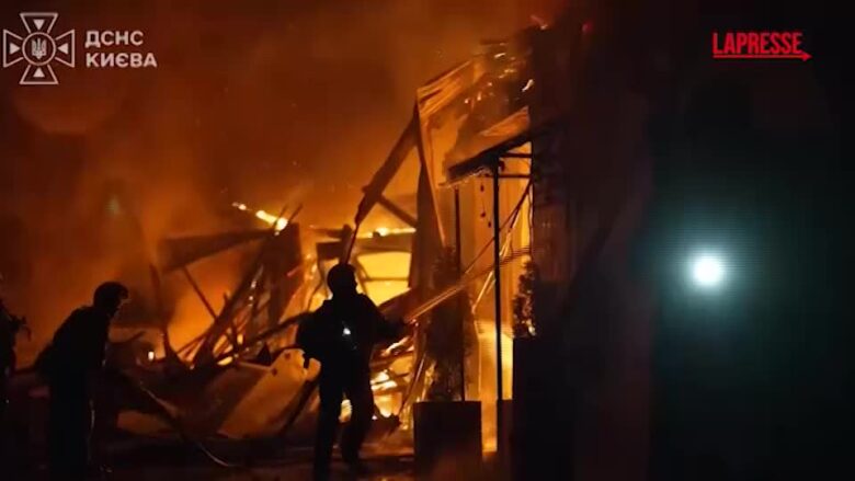 Ucraina, droni su Kiev: i vigili alle prese con l'incendio di un'officina
