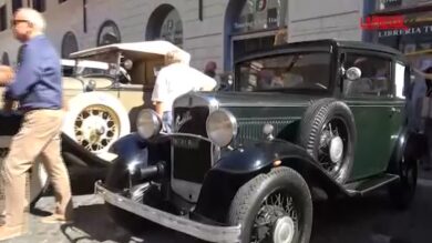 Roma, sfilata di auto d'epoca per beneficenza nel centro storico